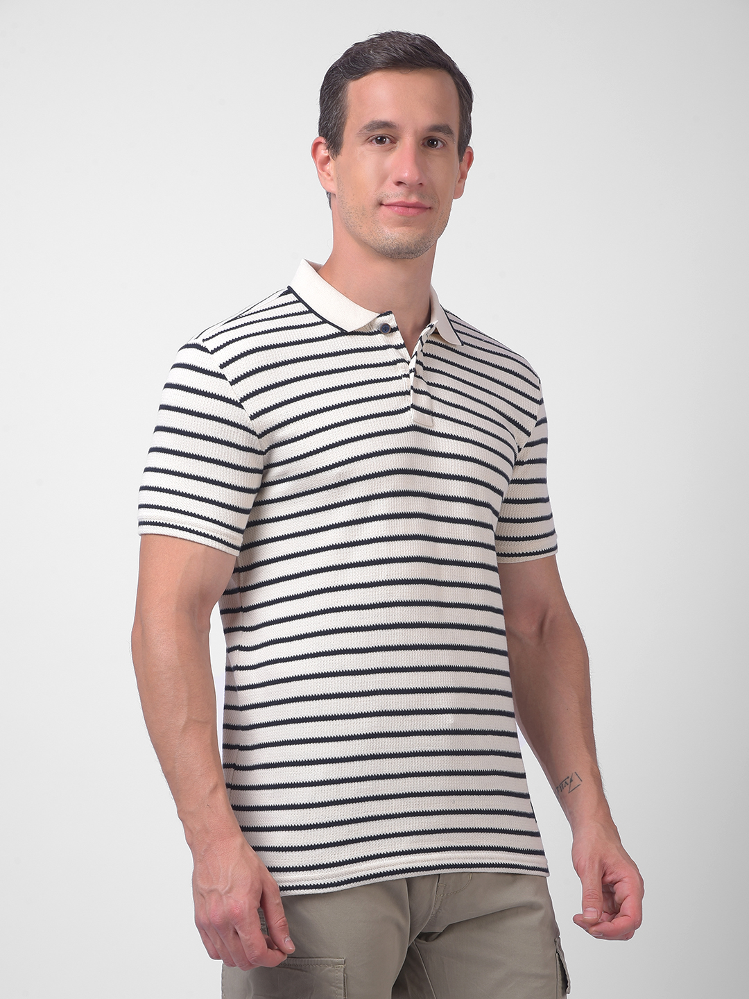 Numero Uno Men White & Black Knitted Stripe Polo Neck T-Shirt
